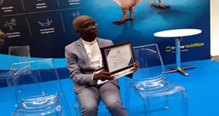 Le Professeur Kokou Tona du Togo a reçu son Prix de l’Education 2020 de l’Association mondiale des Sciences Avicoles