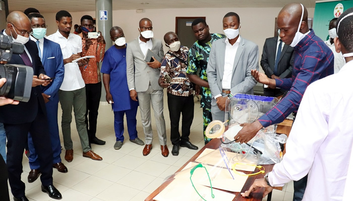 L'Université de Lomé fabrique des respirateurs, masques et gel hydroalcoolique en riposte au Covid-19