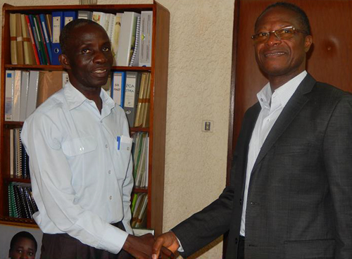 Poignées de mains entre le Prof Kokou TONA et M. M. Bèdibètè Bonfoh, Directeur de l’ITRA